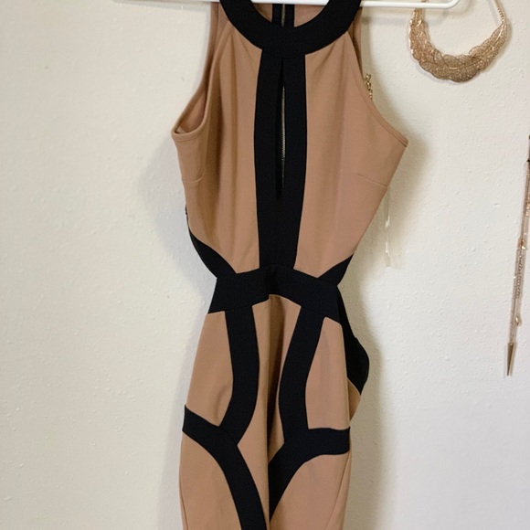 A beautiful form fitting, backless dress - Picture 2 of 5